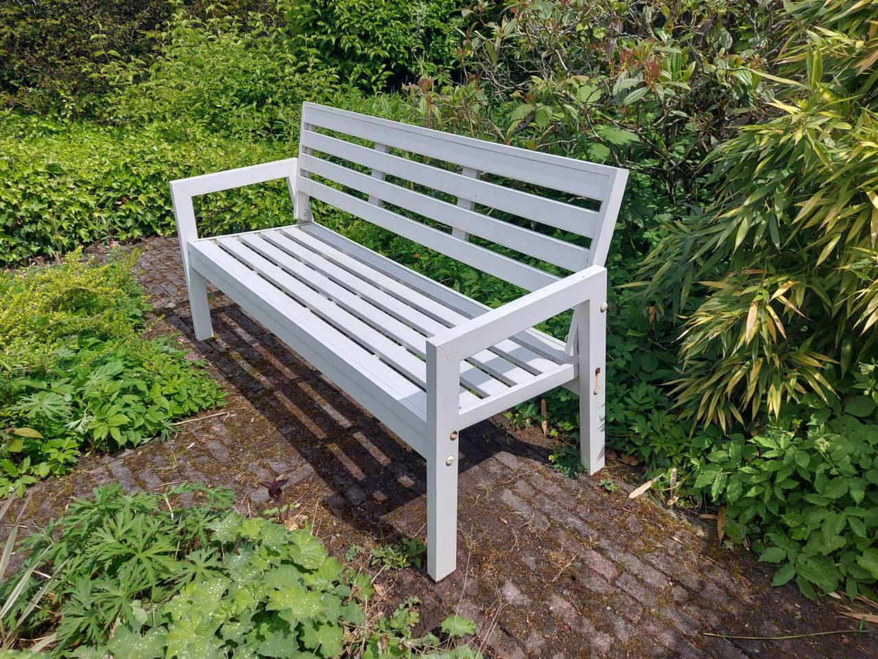 Leuke witte tuinbank (kunststof)