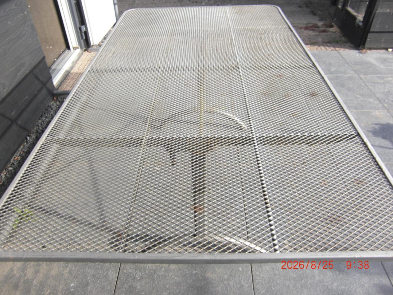 Tuintafel metaal    (gratis ophalen)