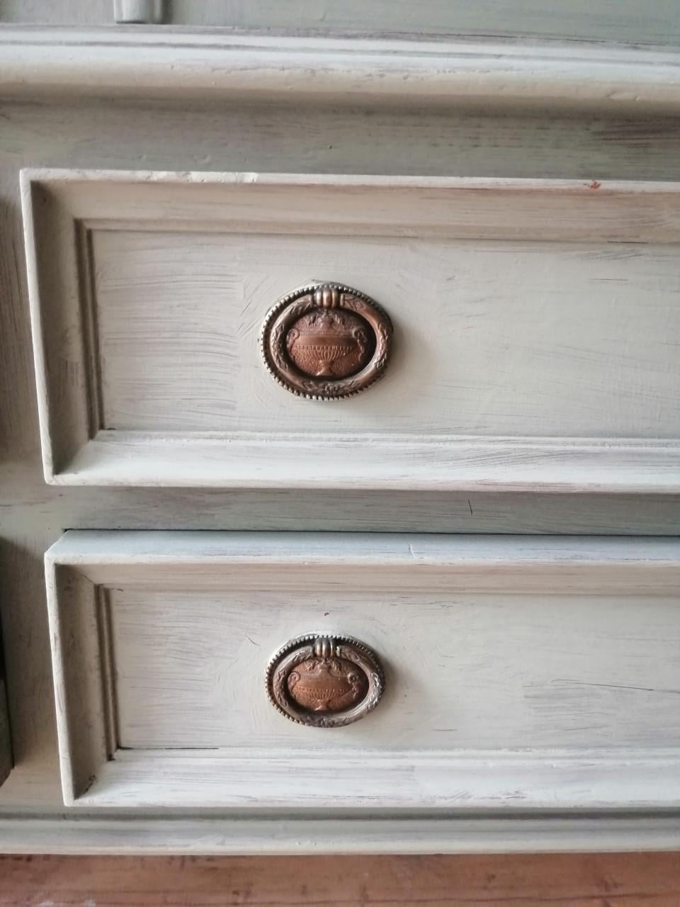 Oude kast met 2 deuren en 4 laadjes