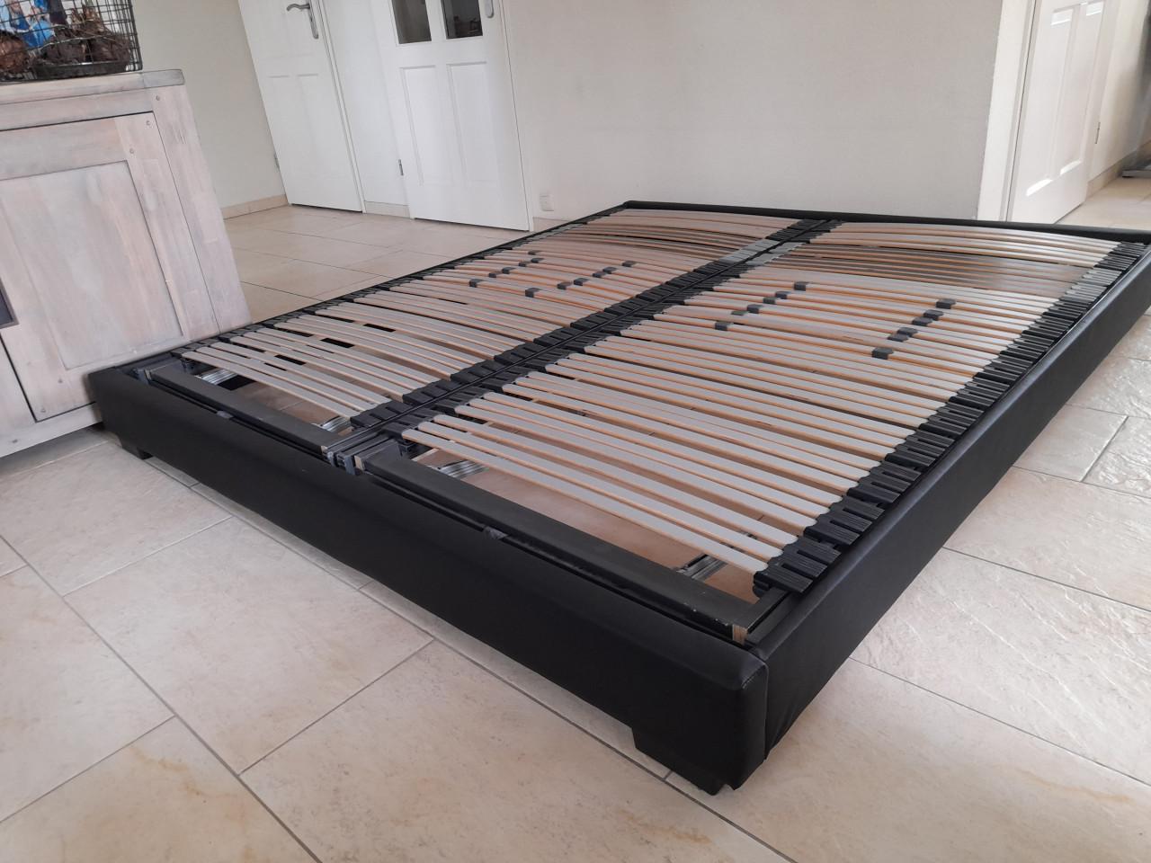 Zwart 180 x 200 bed met verstelbare lattenbodems (in goede nette staat)