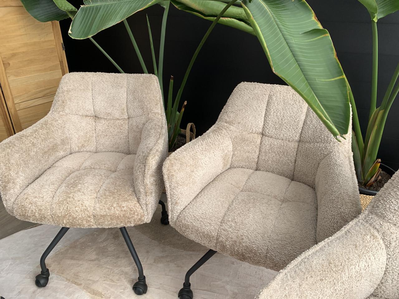 4 Eetkamerstoelen beige met wielen.