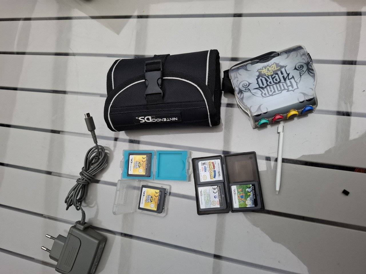 Nentendo DS lite met 5 spelen en toebehoren.