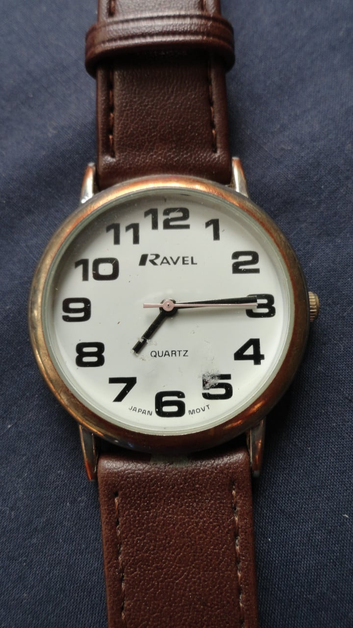 Ravel horloge met grote zwarte cijfers op een witte ondergrond. Ideaal voor