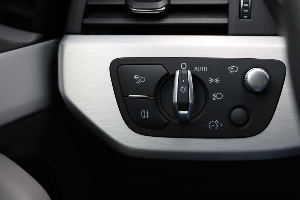 Audi A4 limousine 35 tfsi launch edition s-line 150pk s-tronic | pano | hud