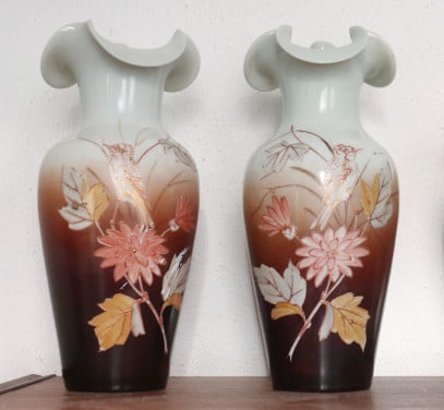 Twee opaline vazen