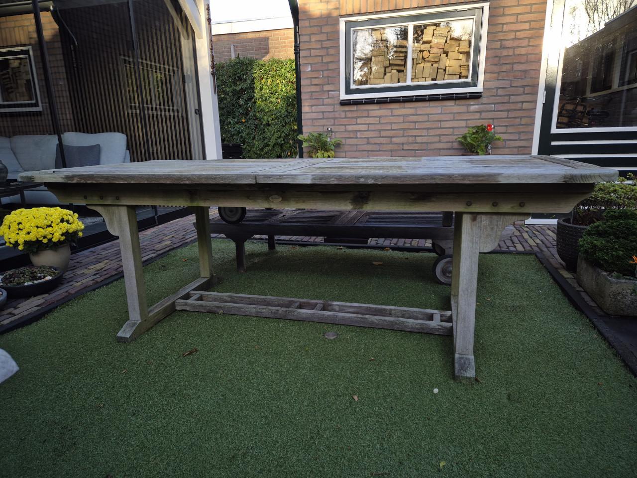 Teakhouten tuinset plus 4 kussens.