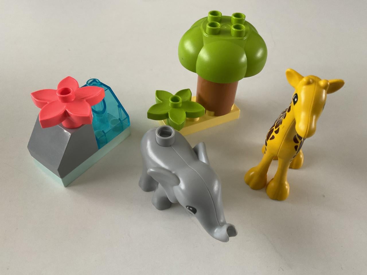Heel veel Lego Duplo in vele kleuren en maten van blokjes. Poppetjes. Auto