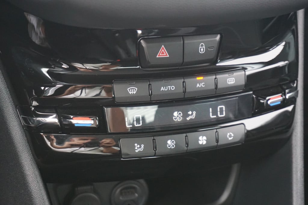 Peugeot 208 1.2 e-vti envy automaat - airco / cruise / navi / parkeers. / n