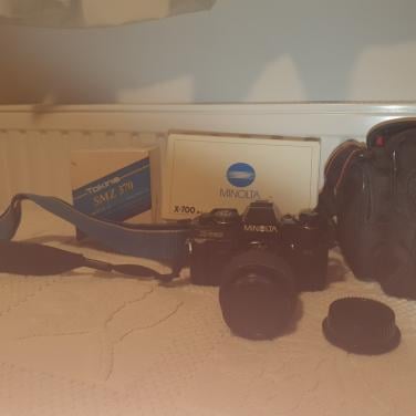 Minolta spiegelreflexcamera X-700 met objectief en tas