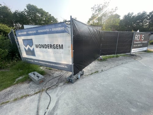+/- 40 bouwhekken + bouwmeterkast + waterput