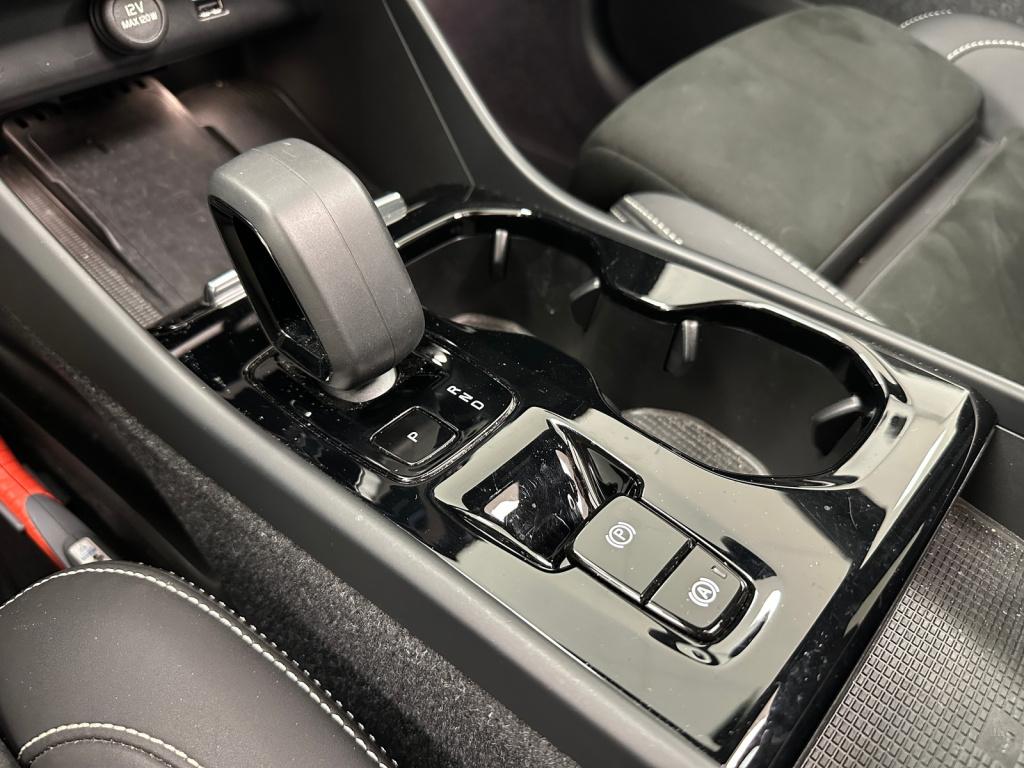 Volvo XC40 1.5 t4 plug-in hybrid ultimate dark | trekhaak | panoramadak | h