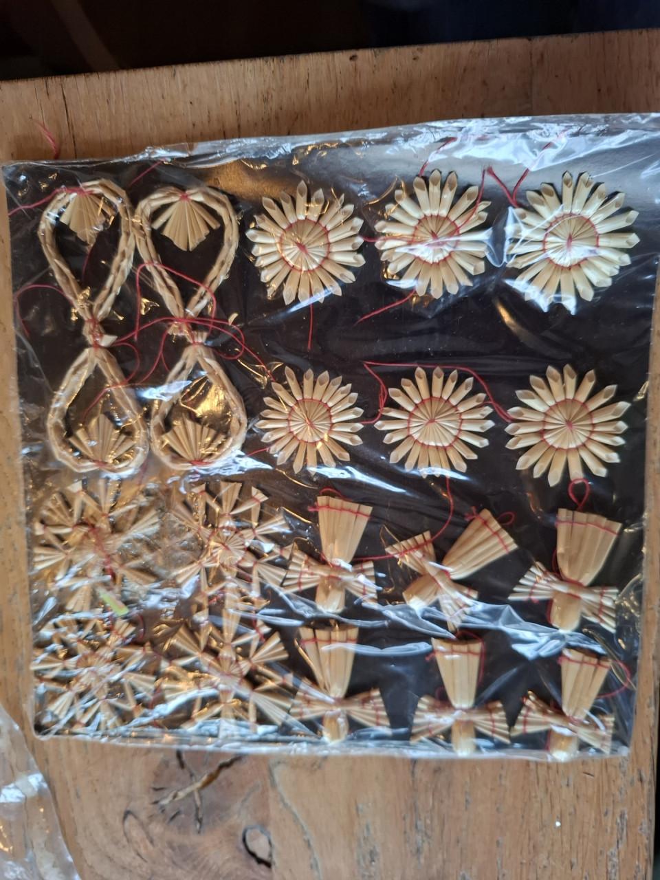 Kerstboom op te tuigen? Verlichting, kerstballen: klein prijsje