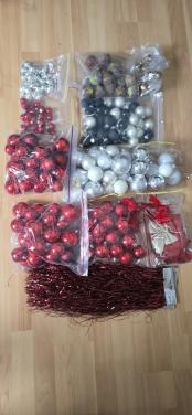 Veel kerstballen + Kleine kerstboom + Decoratie