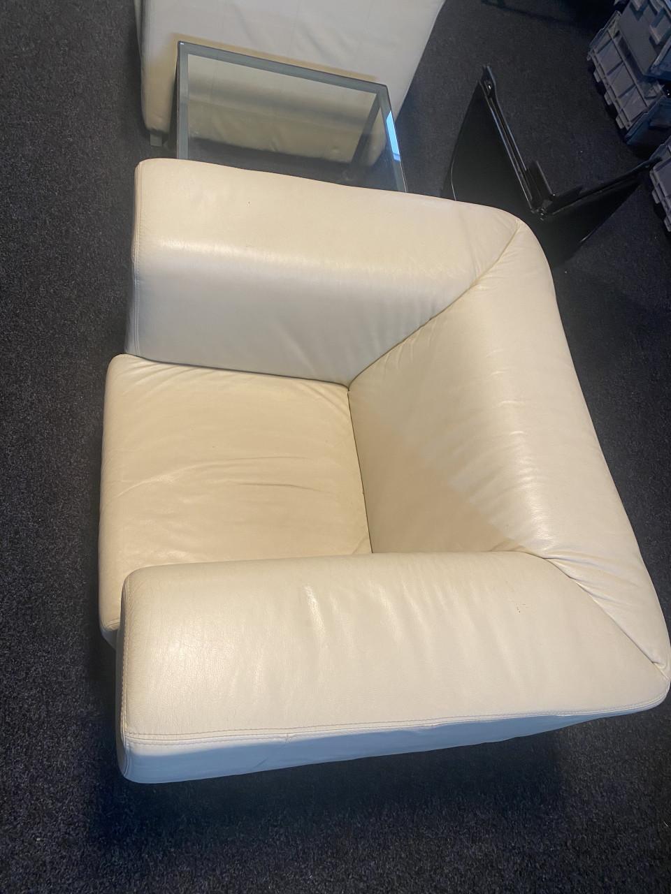 2x lederen 'clubfauteuil' wit leder - 100x80 cm