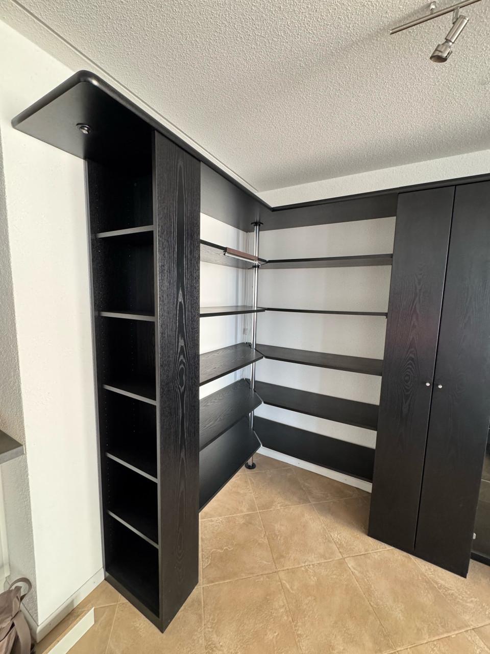 Set van mooi houten wandmeubel + tv-ombouwkast met veel planken