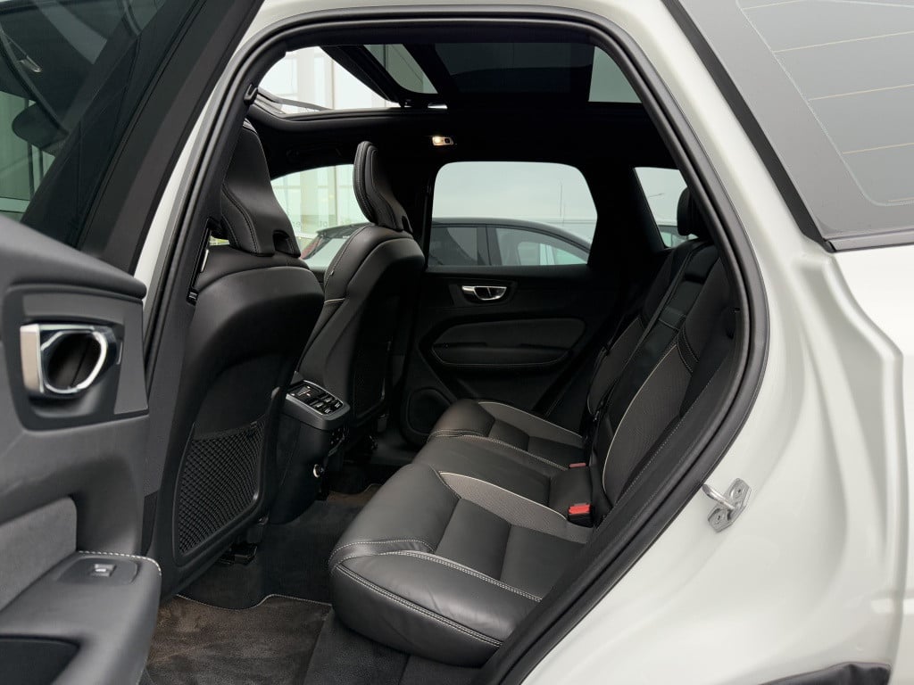 Volvo XC60 b5 264pk r-design| panodak| adap.cruise| 360camera| h&k sound