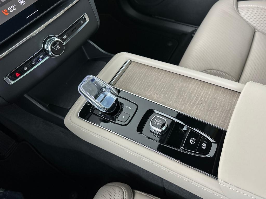 Volvo XC90 ultra bright recharge plug-in hybrid awd