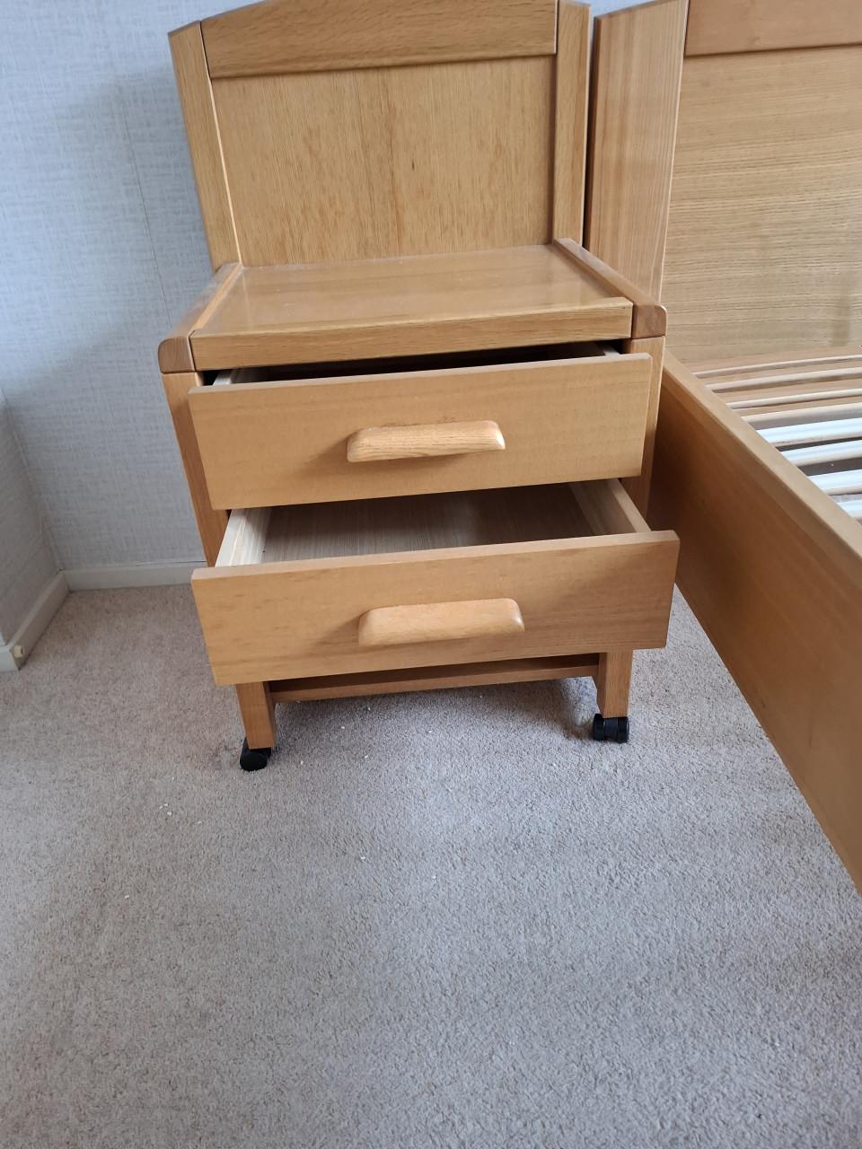 2 Bedden +lattenbodem + nachtkastjes..