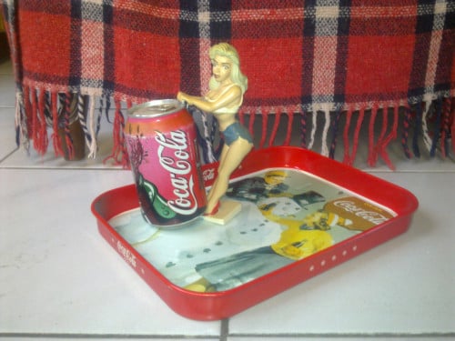 Coca cola pinup op dienblad