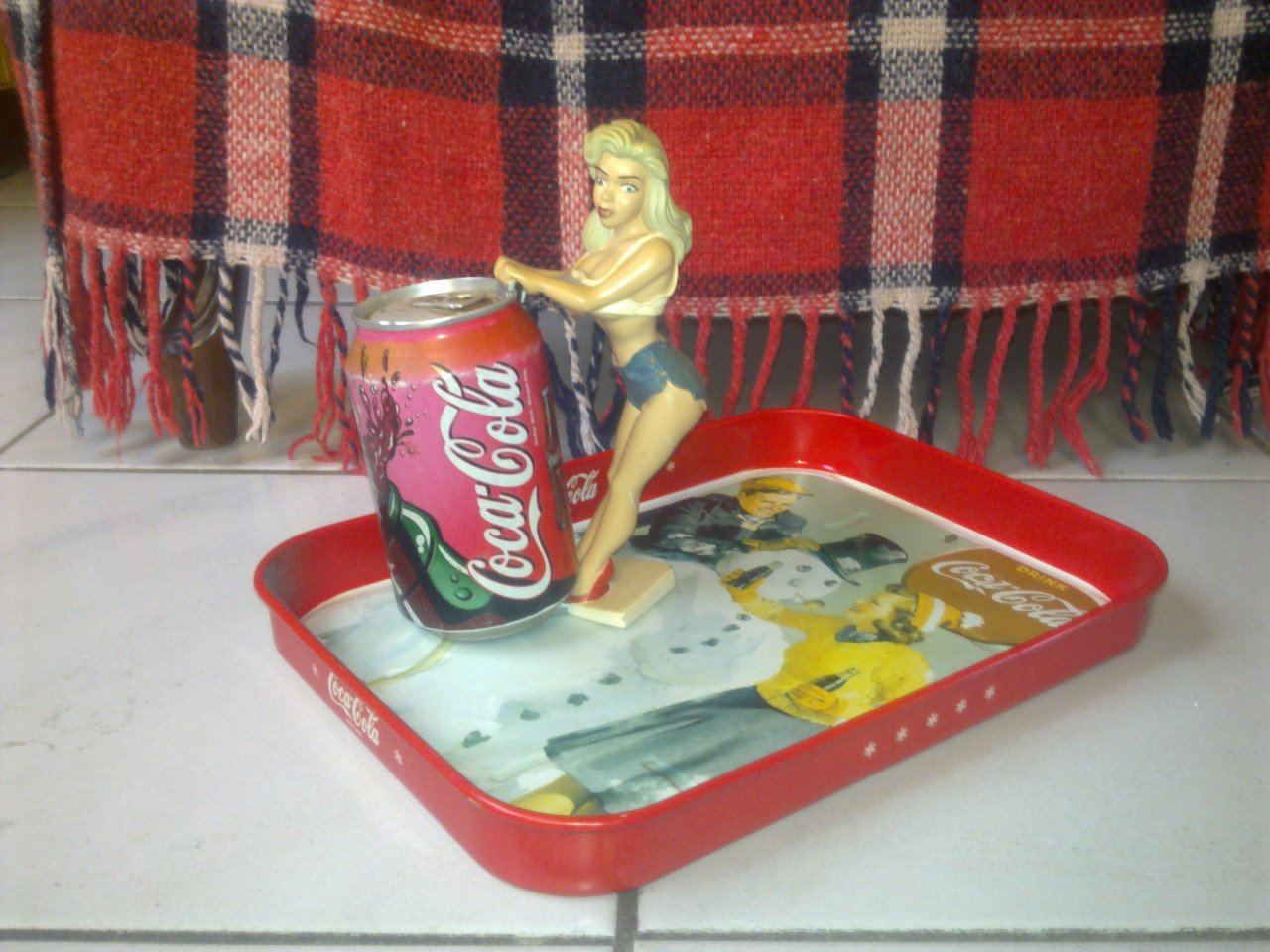 Coca cola pinup op dienblad