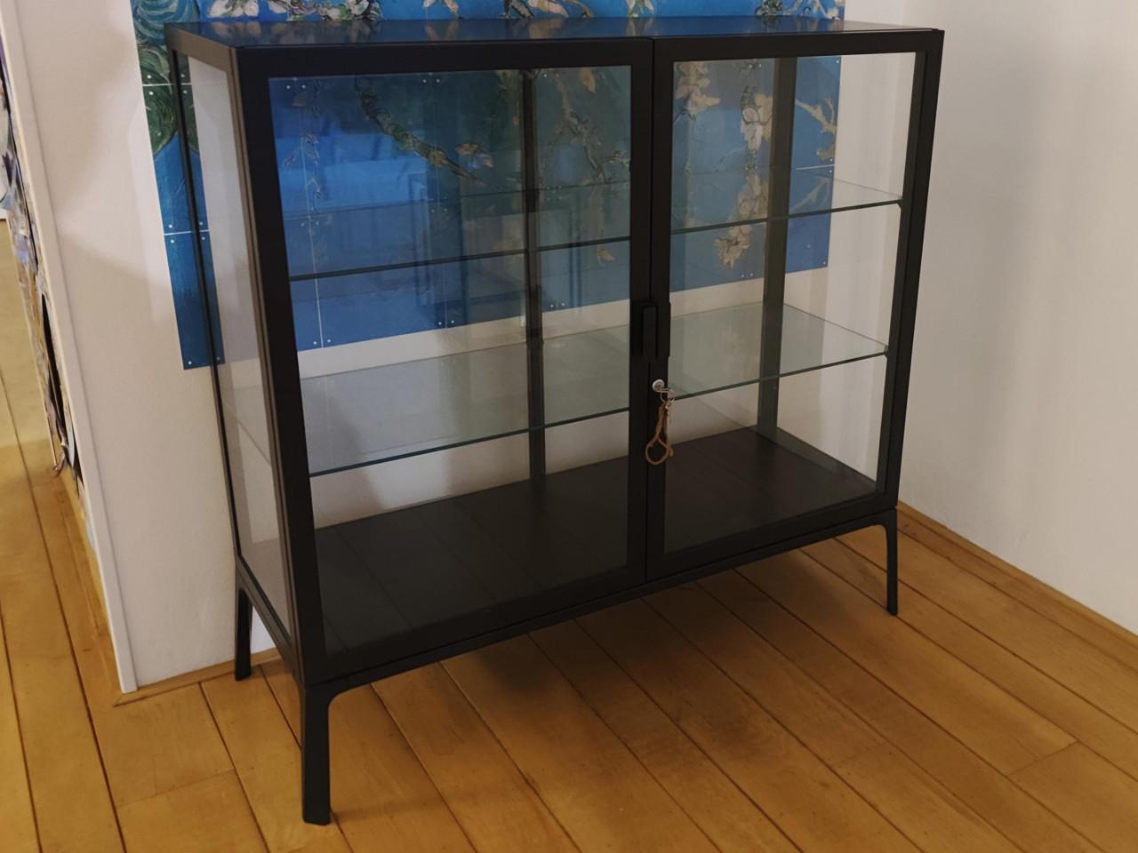 Zgan. Ikea Milsbo vitrinekast, zwart 101x100cm