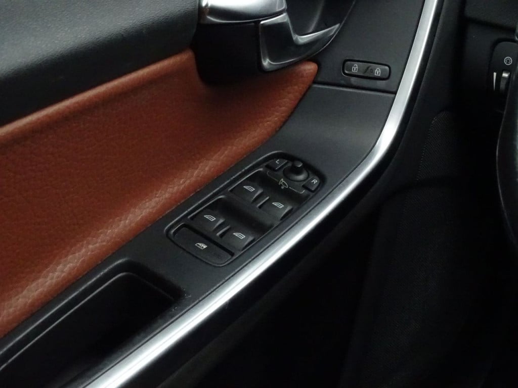 Volvo V60 2.0t momentum automaat | 200 pk | trekhaak