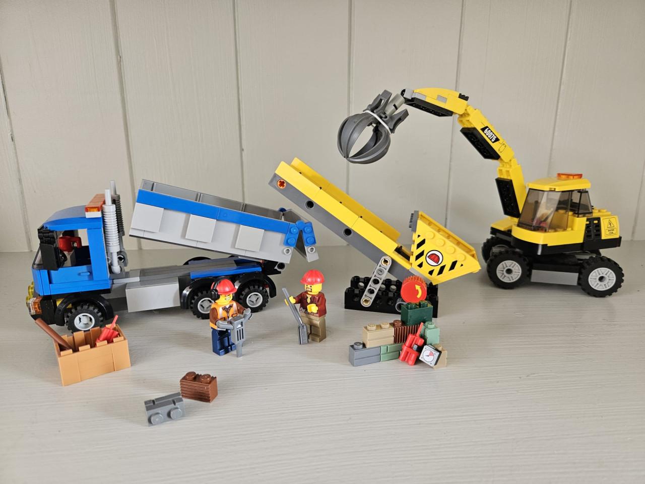 LEGO City 60075 - Graafmachine en truck