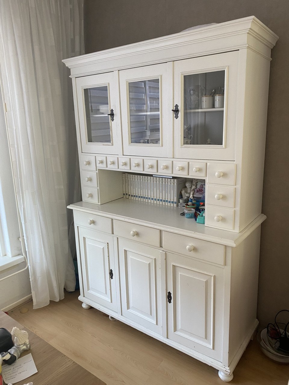 Witte vitrinekast