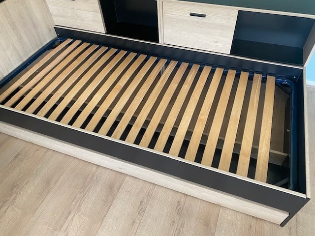 Tienerbed met opbergruimte