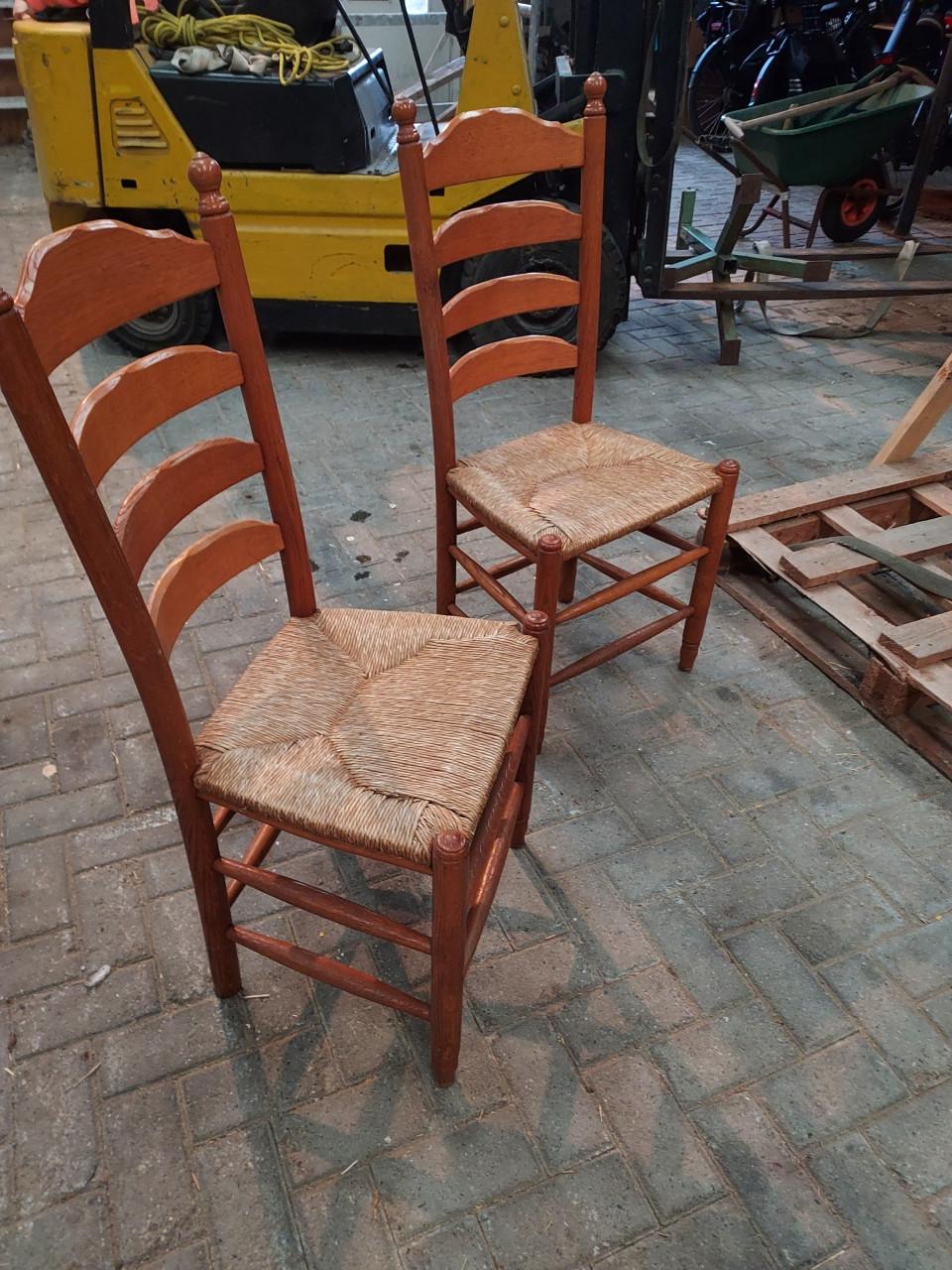 Gratis afhalen 4 eiken/ rotan eetkamerstoelen