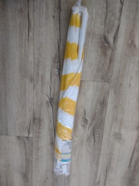 Prachtige nieuwe rood blauw geel wit gestreepte parasol, strandparasol
