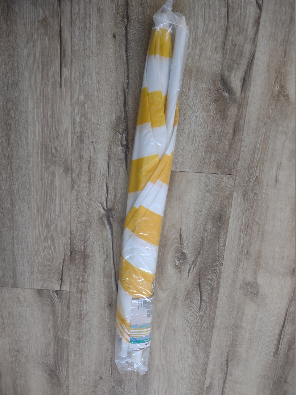 Prachtige nieuwe rood blauw geel wit gestreepte parasol, strandparasol