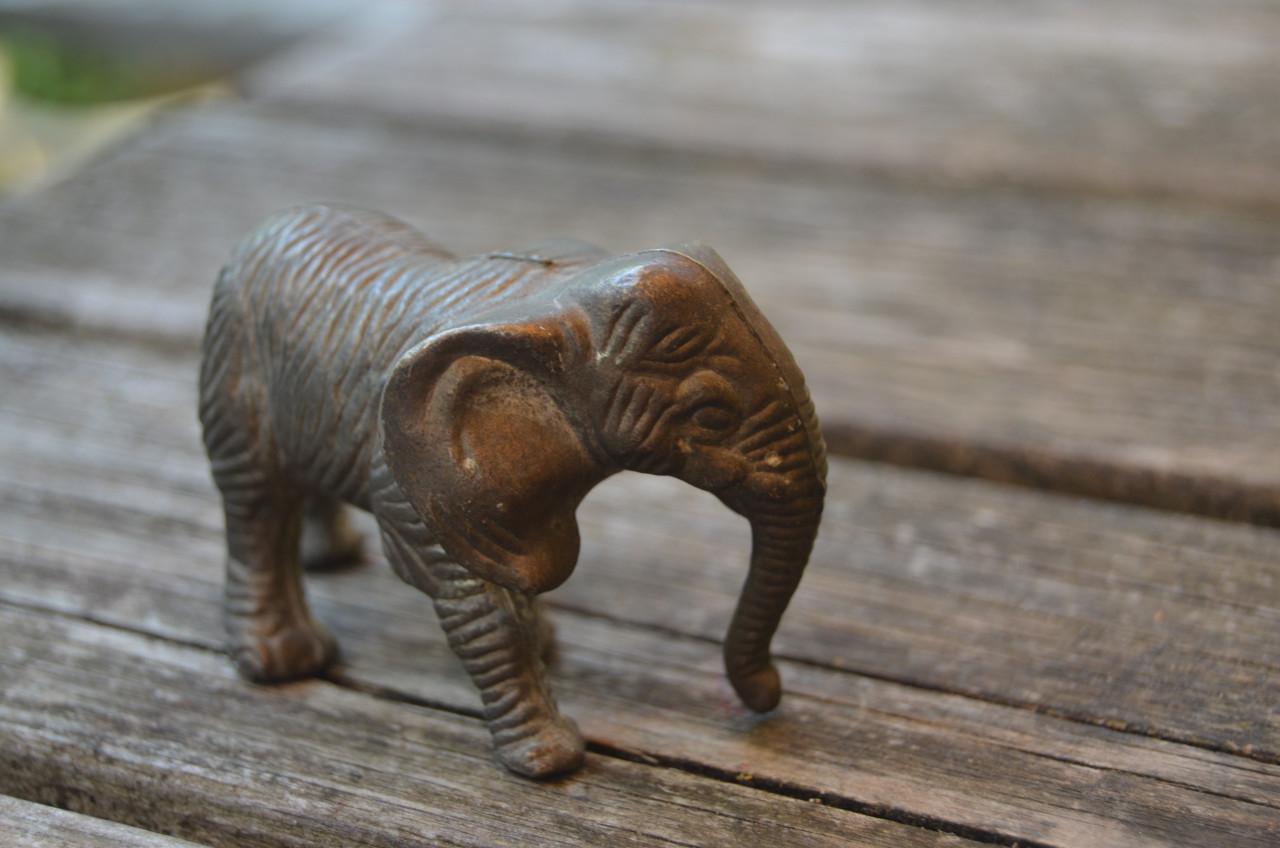 Kleine metalen olifant