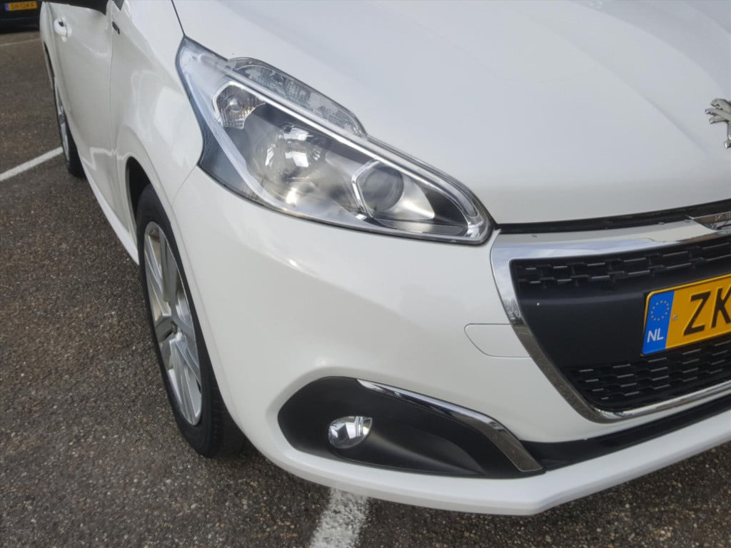 Peugeot 208 1.2 puretech 82pk signature navigatie | cruise control | airco 