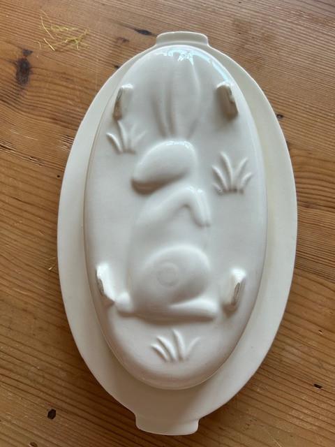 Puddingvorm.  Model haas, met onderbord.