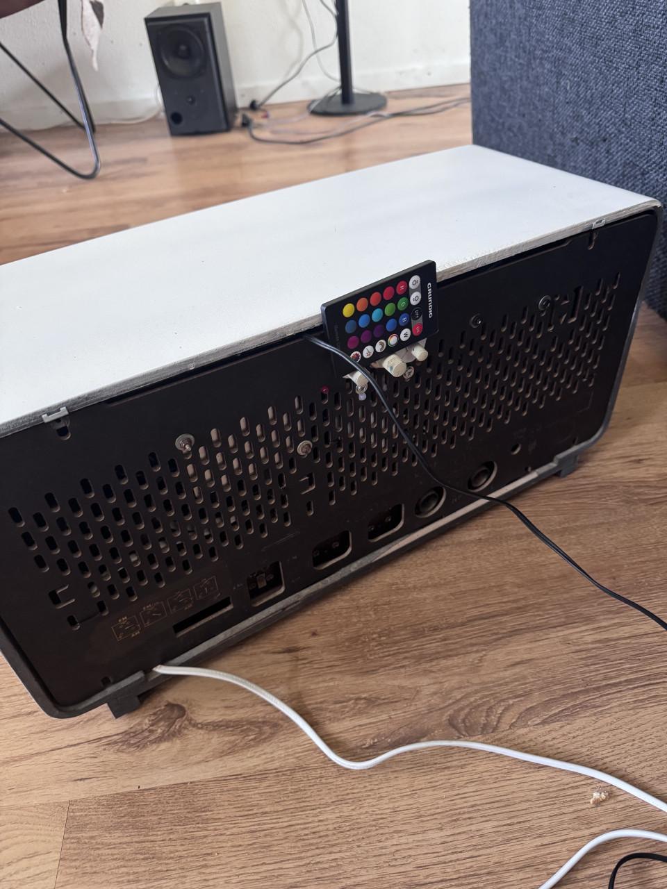 Oude radio.  Schitterende Aristona 1961 omgebouwd