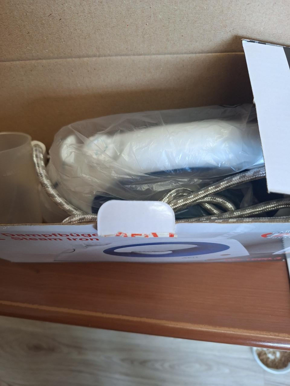 Stoomstrijkijzer nieuw in de verpakking