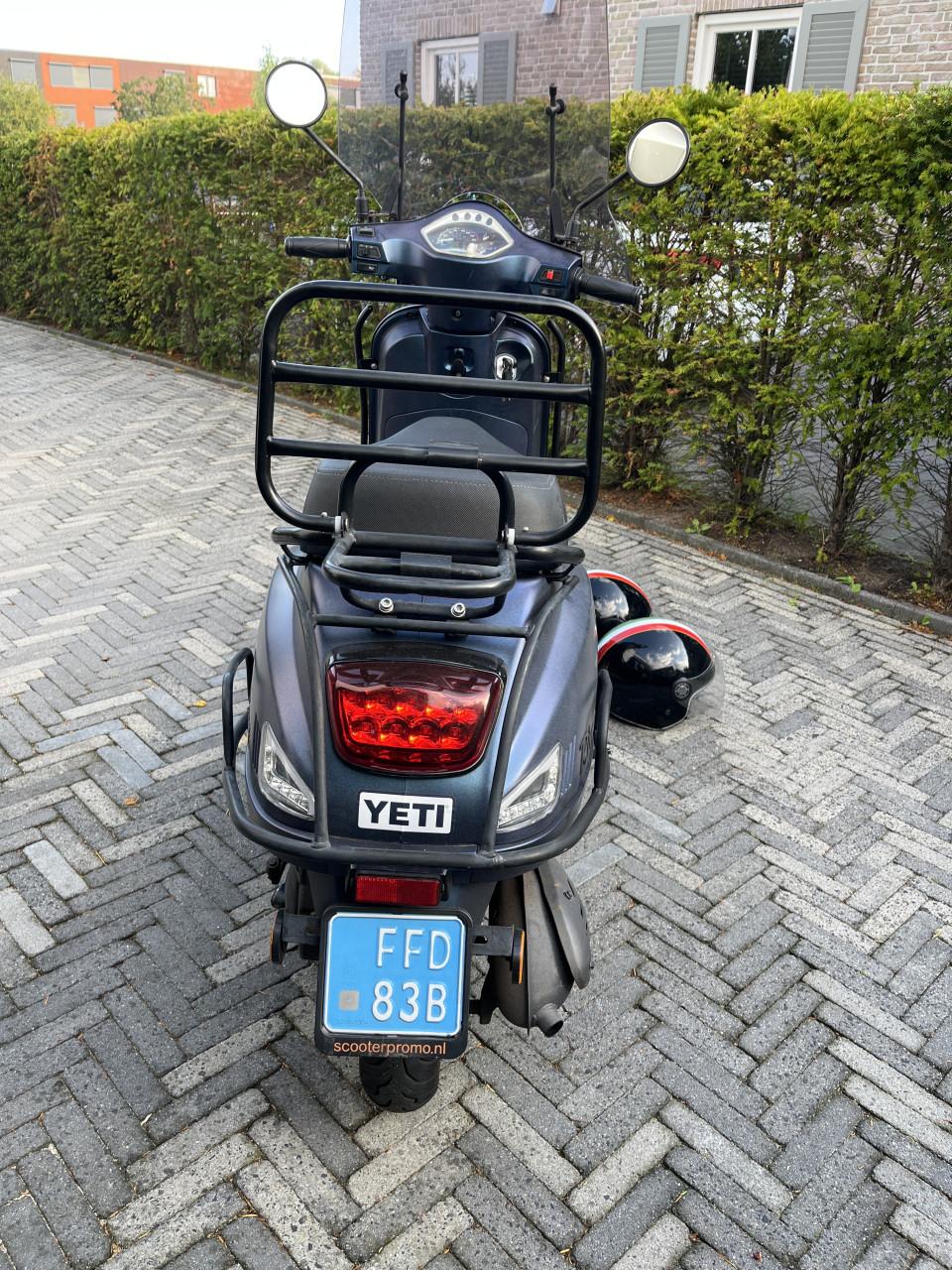 Te koop: blauwe metallic BTC Riva scooter