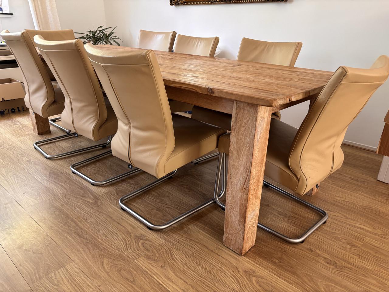 Robuuste houten eettafel met stoelen!