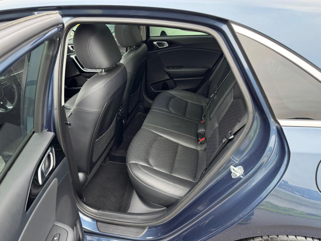 Kia Cee'd 1.4 t-gdi executiveline , apple-carplay, achteruit rijcamera, lee