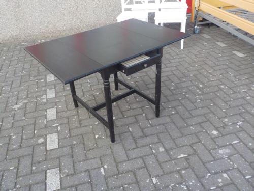 Verlengbaar eettafeltje met lade in zeer goede staat