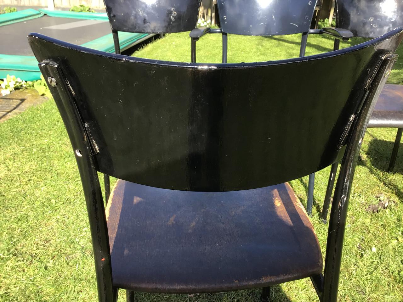 Vintage stoelen die wat liefde en zorg nodig hebben