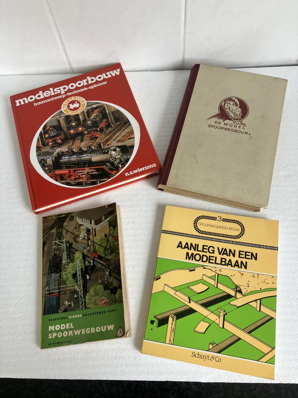 4 boeken voor modelspoorbaan.