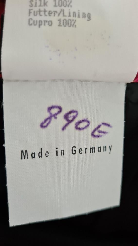 RENA LANGE: Nieuw robijnrood mantelpak maat 44/46 € 2.650,–