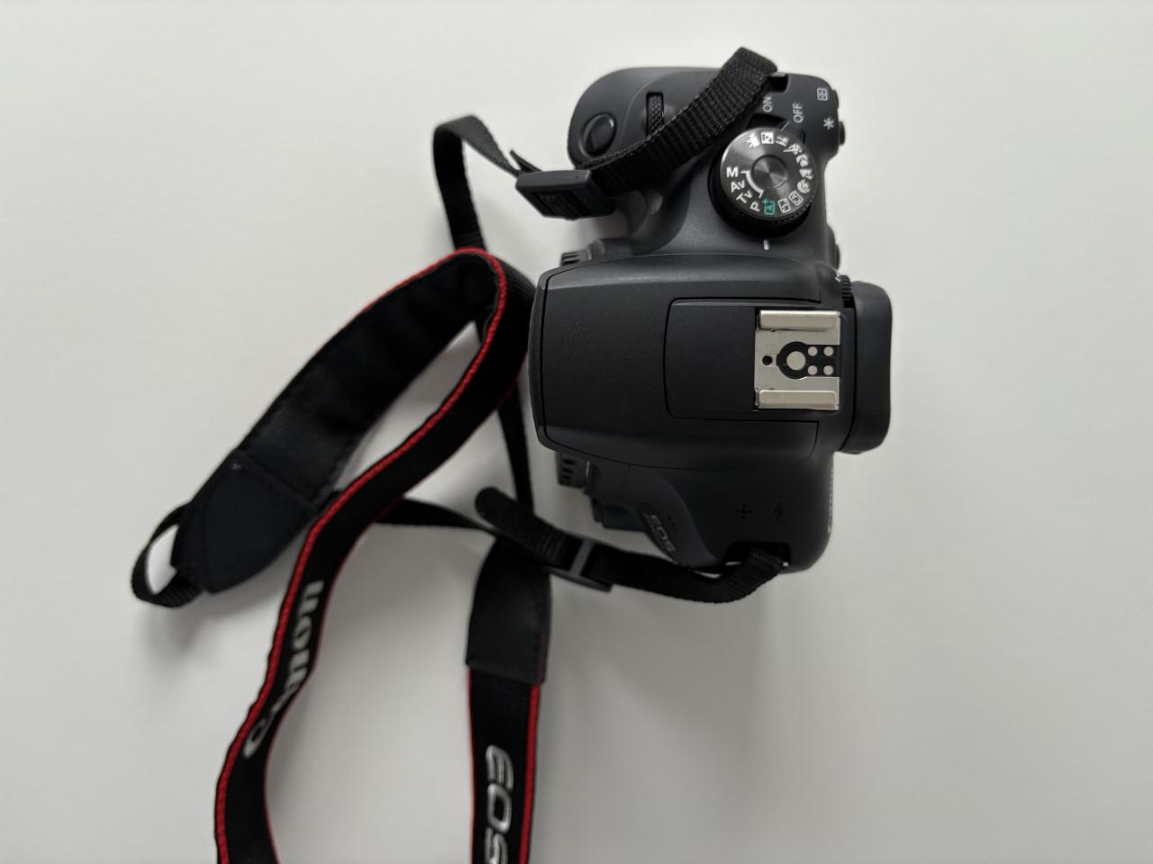 Canon EOS 2000D + 2 lenzen en camera tas