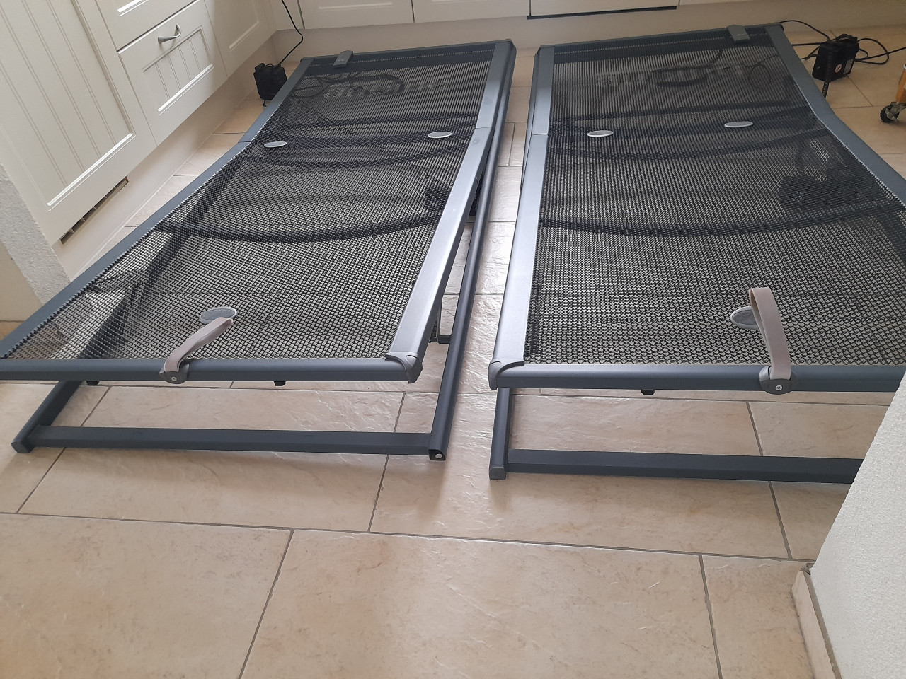 2 Elektrisch verstelbare Auping spiraal bodems ( 90 x 200 ) in goede staat!