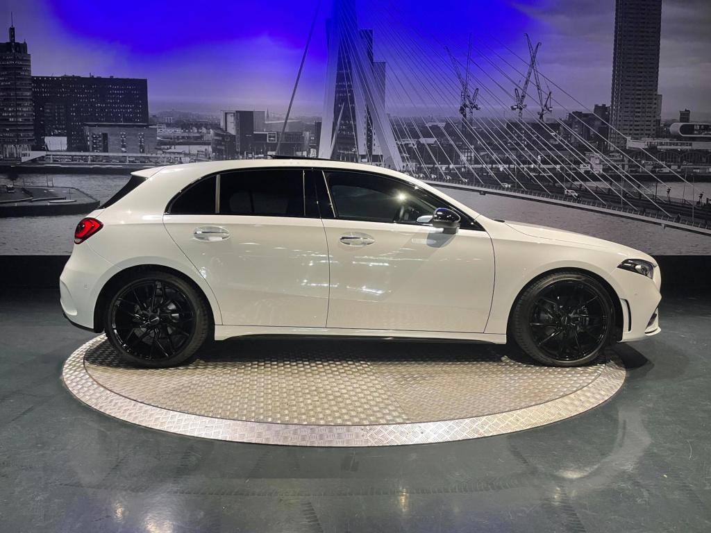 Mercedes-Benz A-Klasse 180 business solution amg *nl auto*led*pano*camera*