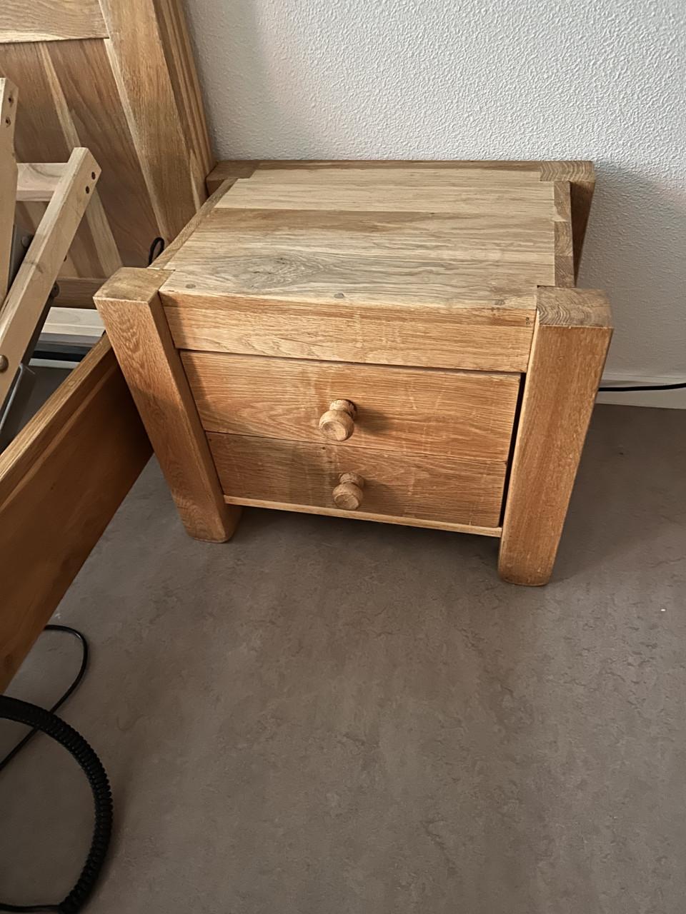 Ledikant met twee nachtkastjes. Elektrisch bedienbaar.