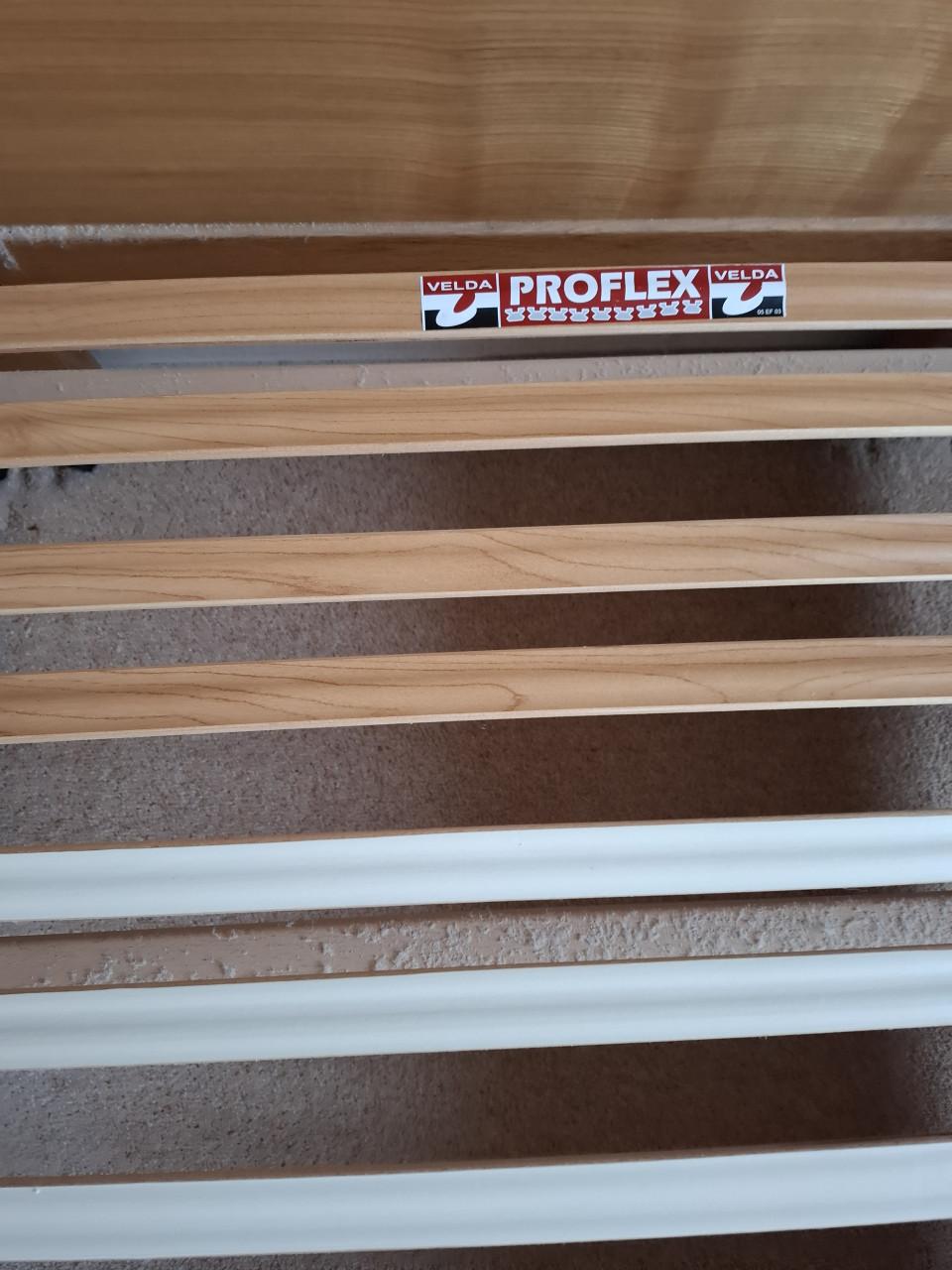 2 Bedden +lattenbodem + nachtkastjes..