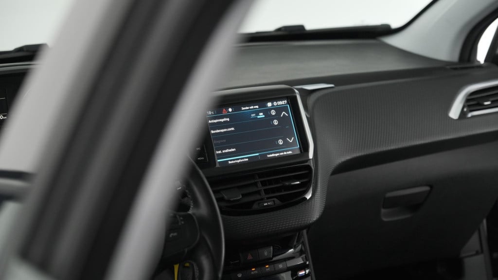Peugeot 2008 puretech 82 signature | camera | apple carplay | parkeersensor